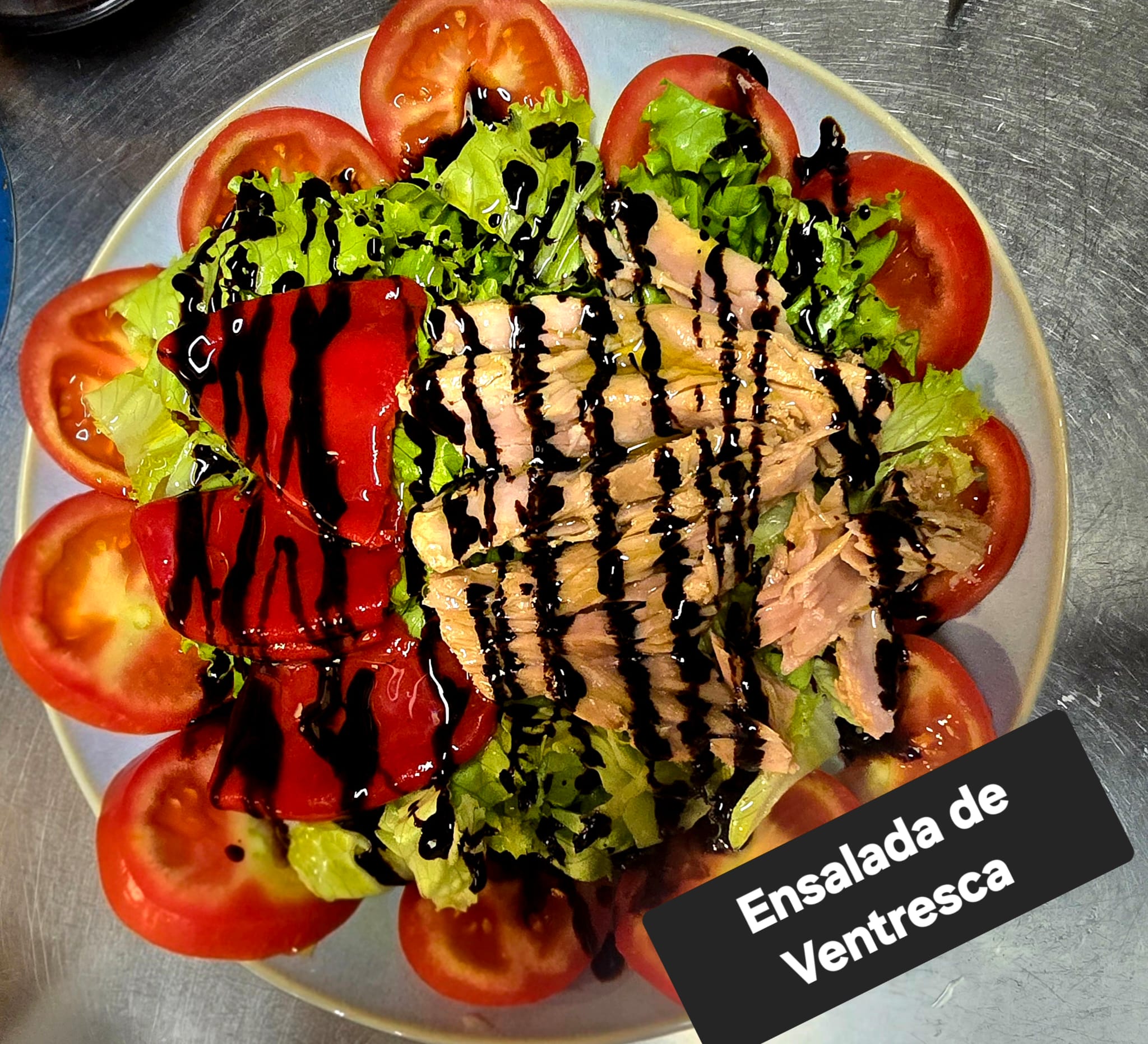 ensalada fresca en bar de tapas en A Coru&ntilde;a