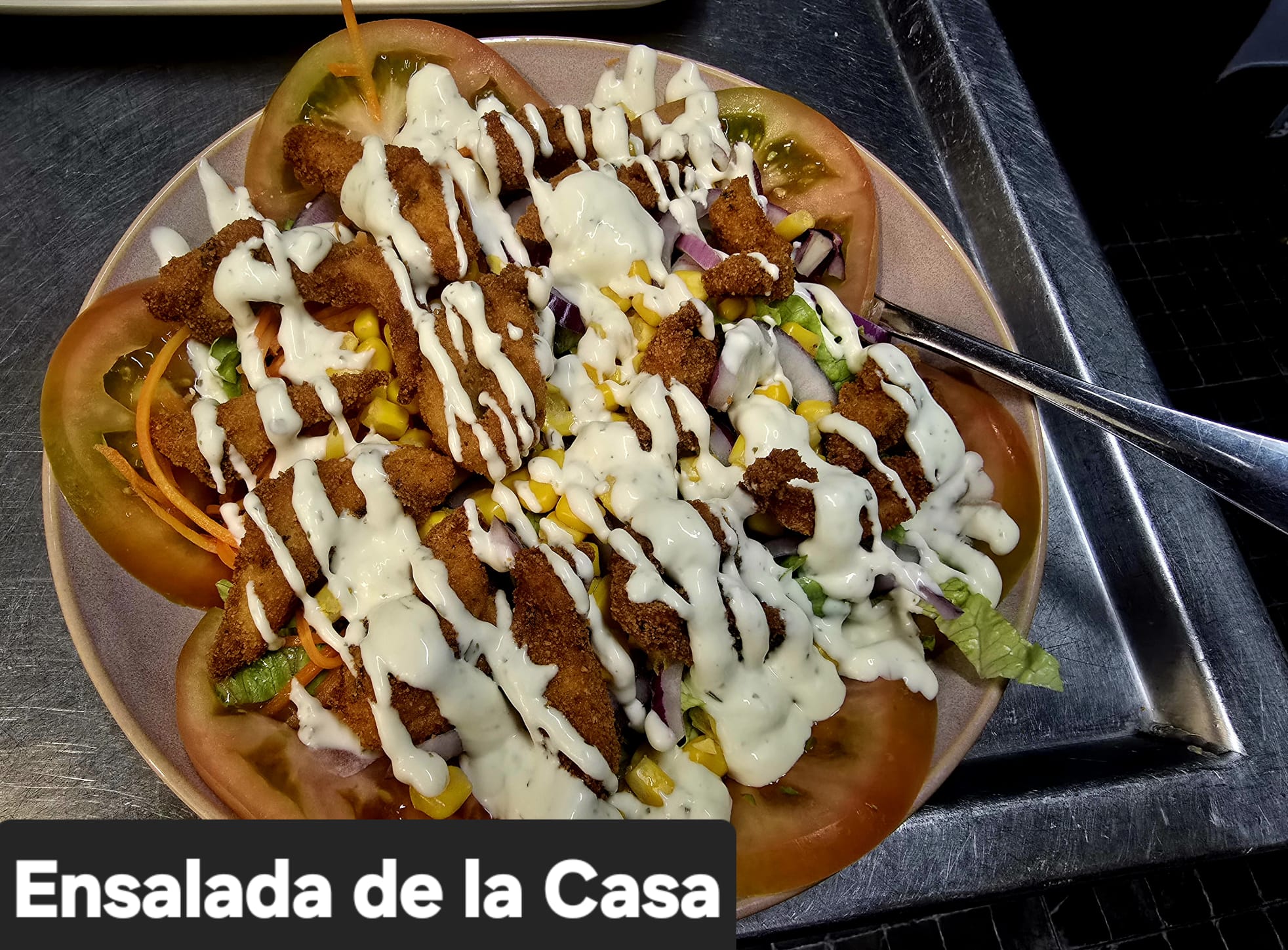 ensalada servida en Ca&ntilde;ita y Pasi&oacute;n